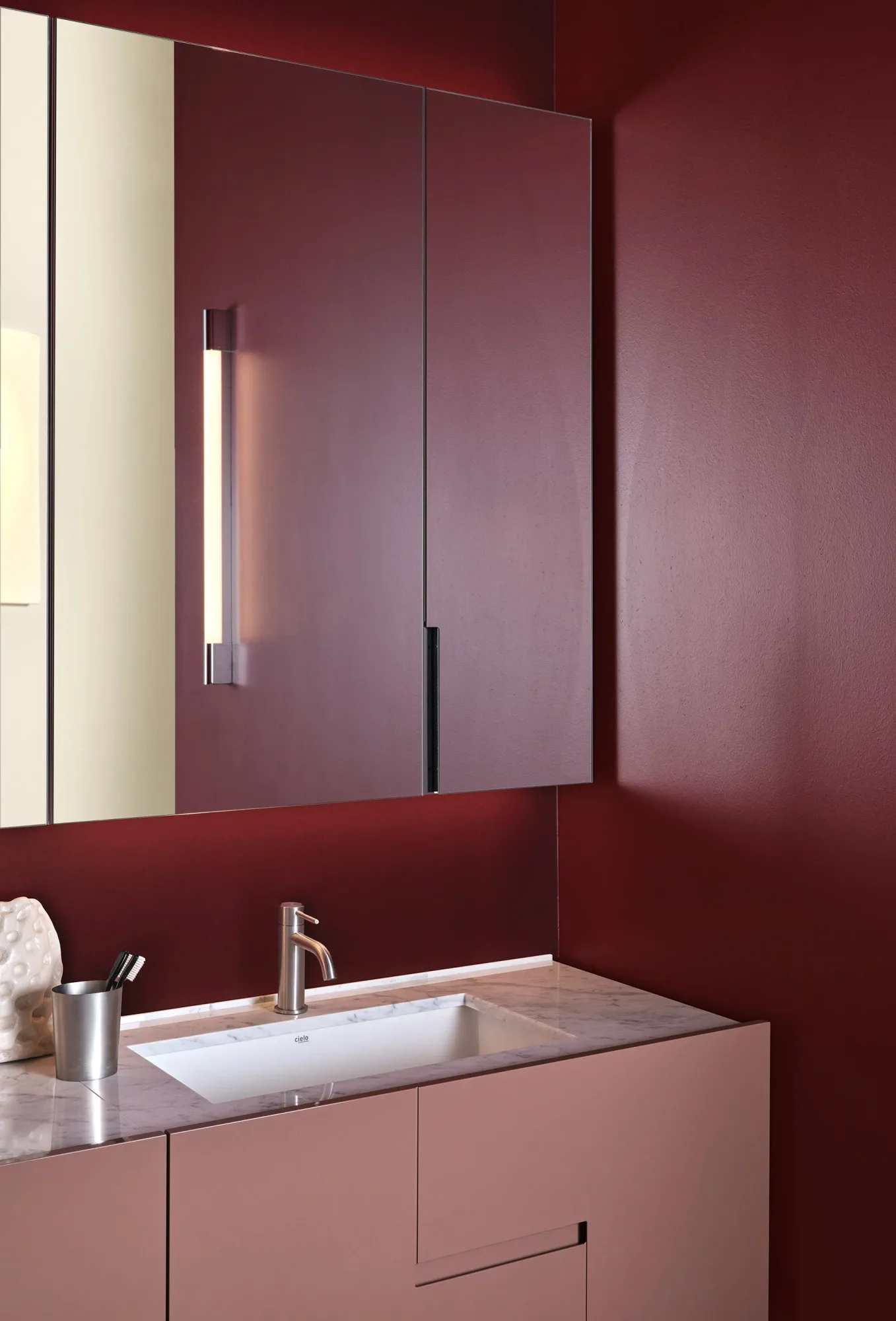Ceramica Cielo Filo: Waschtisch in Rosa mit Spiegelschrank vor roter Wand